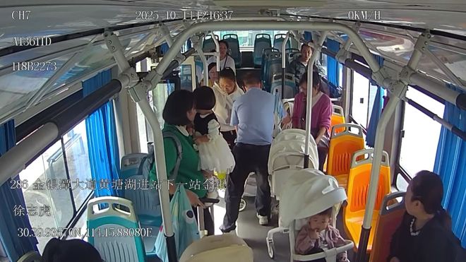 四位宝妈推着婴儿车一起坐车“公交暖男”来回几趟帮她们